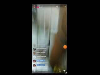 Молодые показывает грудь по трансляции