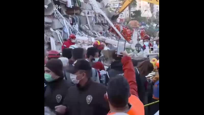 Спасатели достают девушку из под завалов в измире