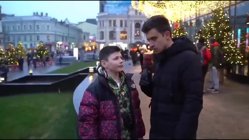 Пояснил за шмот)