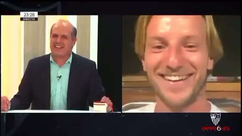 Ojo a la imagen! @ivanrakitic, jugador del barça, se tira a la piscina con ropa para