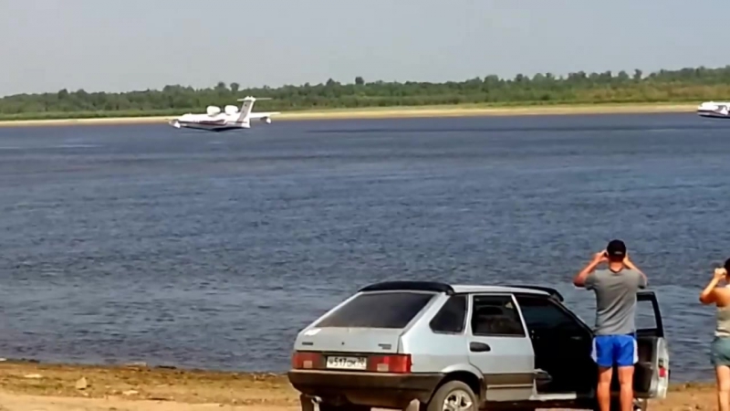 Самолеты бе 200 набирают воду