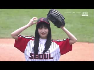 190414 momo throwing out the first pitch for the lg twins