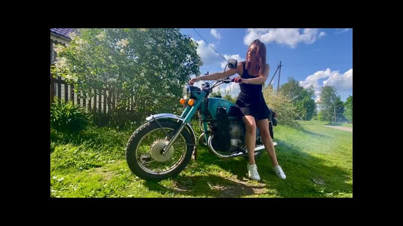 Девушка заводит мотоцикл иж планета