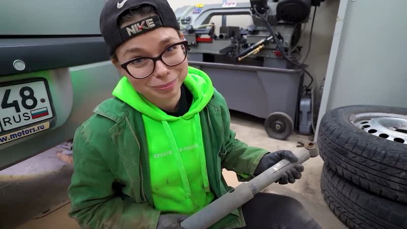 Девушка автомеханик