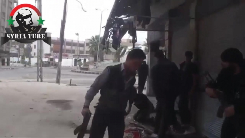 Бой,два боевика получают ранение в уличной перестрелке