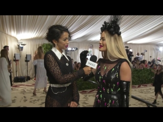 Rita ora on almost knocking off her headpiece before the met gala | met gala 2018 with liza koshy