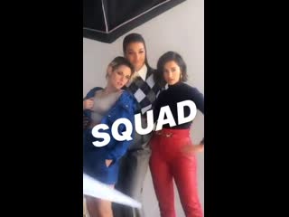 Precisamos dessas fotos! naomi, kristen e ella tirando fotos na sede do twitter em nova yo