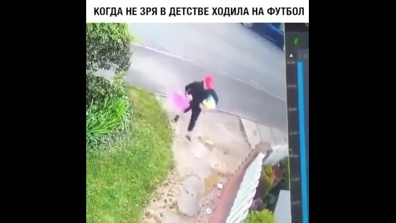 Девочки, занимайтесь футболом!