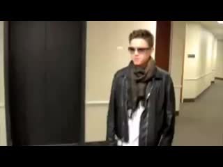 Джесси дает автографы фанатке