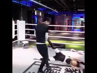 Боксёр и девушка