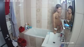 Скрытая камера в душе: женщины моются. Голые в душе