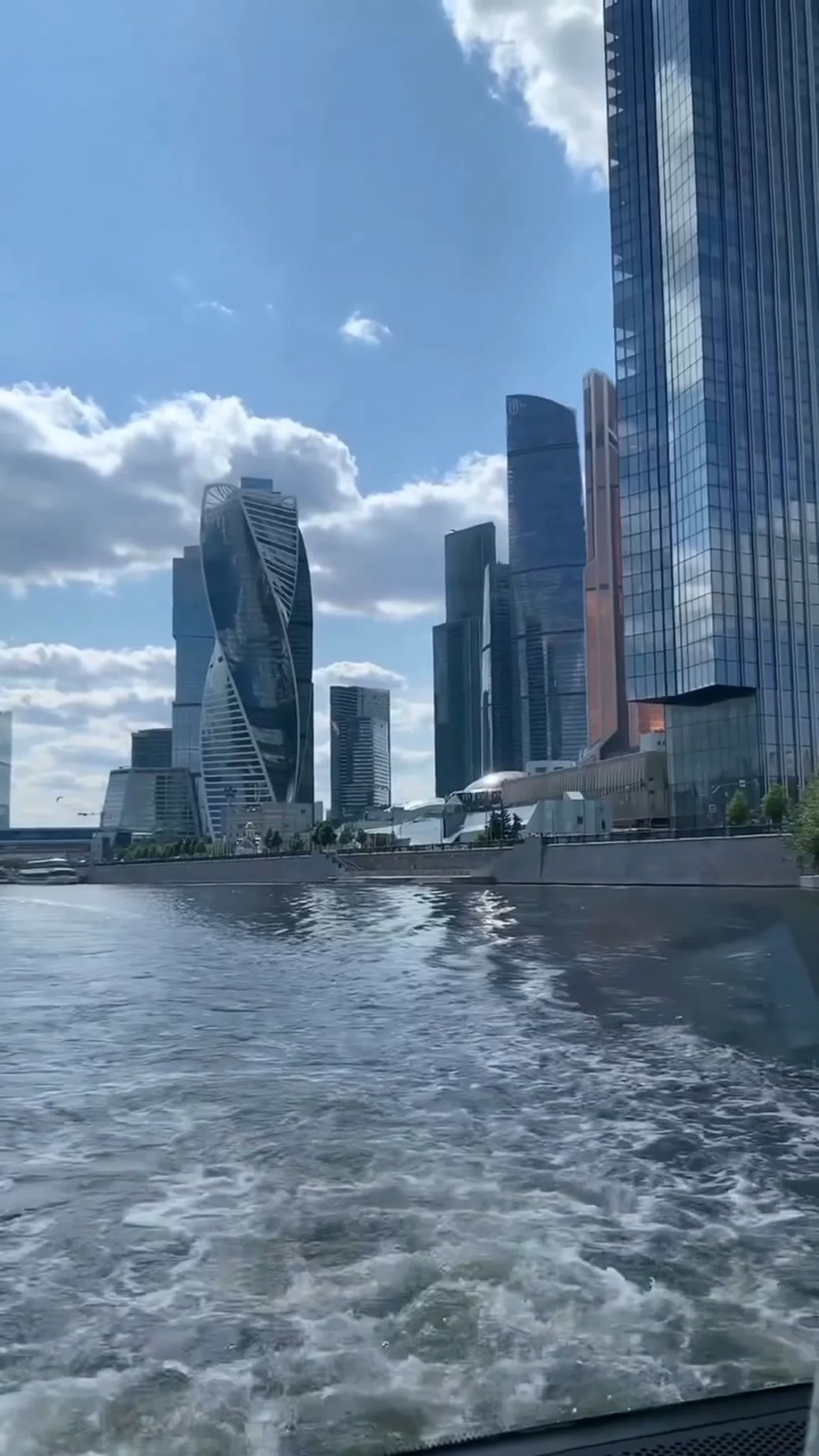 🗺россия 🇷🇺, москва 🔥в москве запустили первый регулярный маршрут  электрического аквабуса от киевской до шелепихи 👍 электрическ watch online