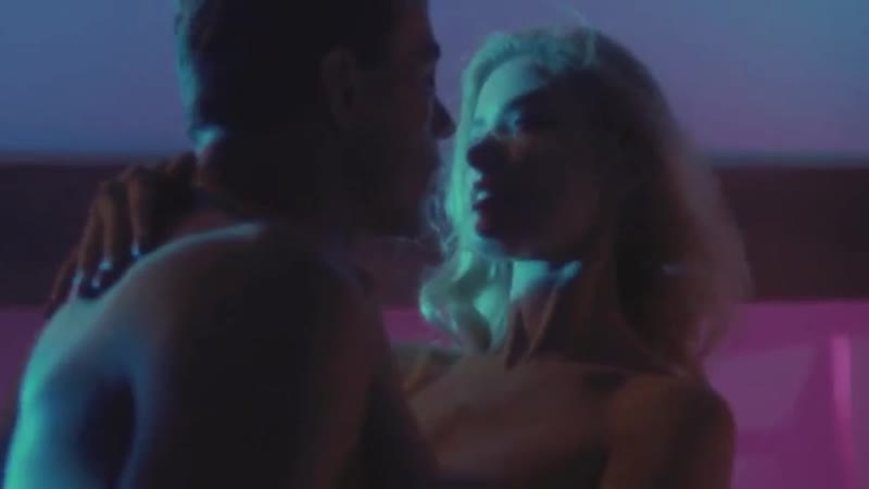 Қыздар бөксесіне үлкен заттарды қояды