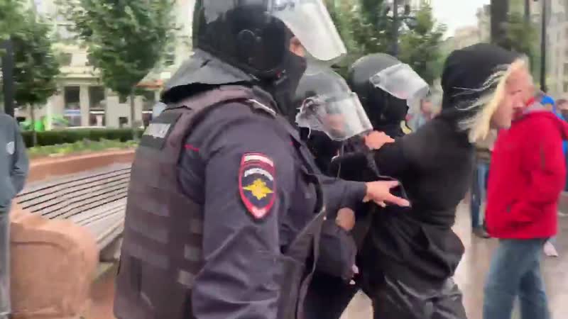 Начали жёстко винтить людей ни лозунгов, ни плакатов нет людей хватают из толпы
