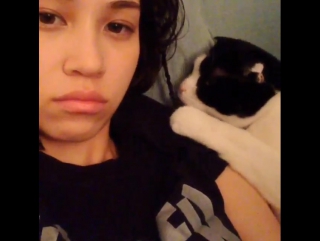 [kiko mizuhara instagram] он играет с моей косичкой😼😽