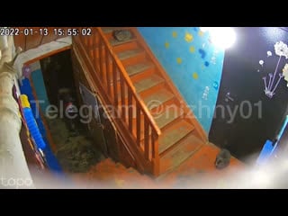 Мамаша пинает ребёнка