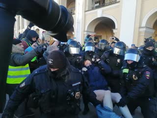 Жёсткие стычки с полицией в санкт петербурге!