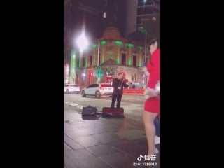 No one recognize this guy, but all chiggaz do joshua bell plays in sydney with a 3,5 million dollar violin and people be like i