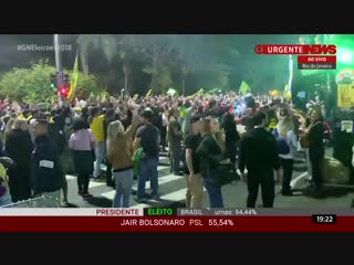 Moça com um facão em plena avenida paulista