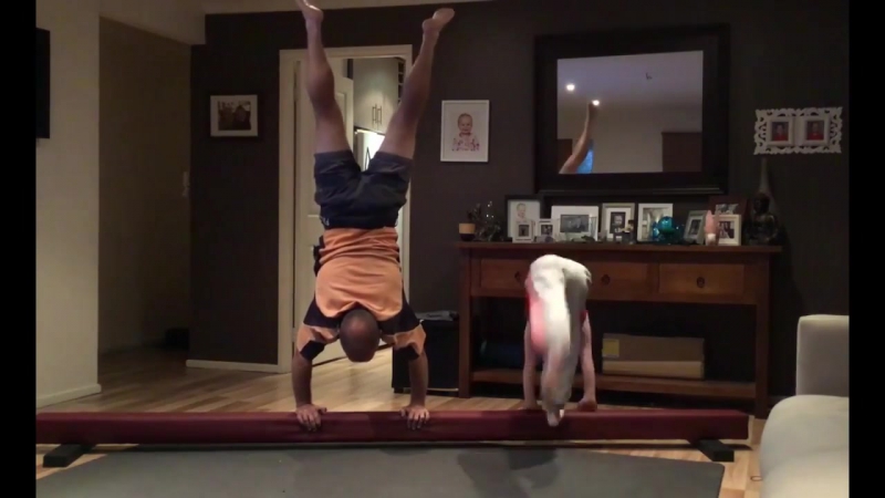 Отец копирует гимнастические упражнения дочери