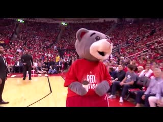 Emilia clarke the mother of dragons watches warriors vs rockets game in houston!