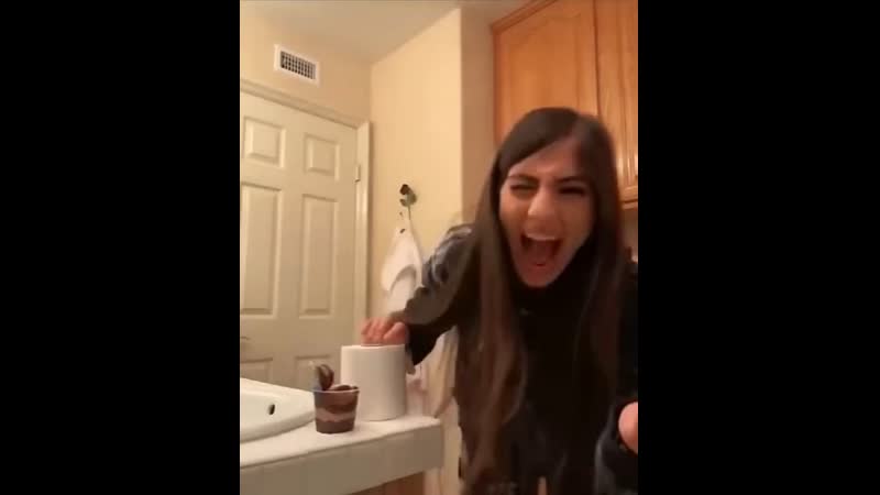 Попросила туалетной бумаги