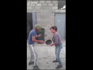 Девочки и тик ток в ушах звенит