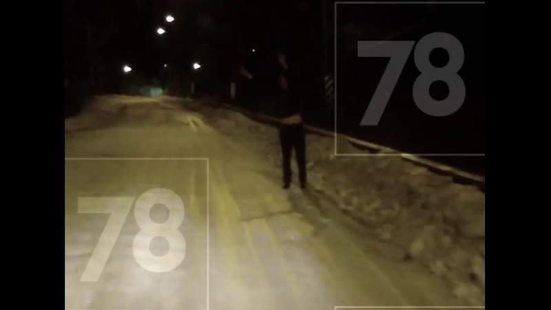 Водитель подобрал на дороге мать, у которой в доме сгорели молодые