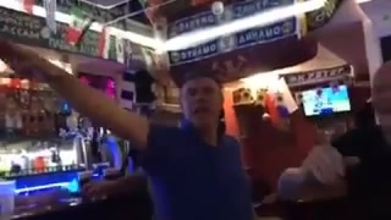 Болельщики из англии кидают зиги в баре сталинграда