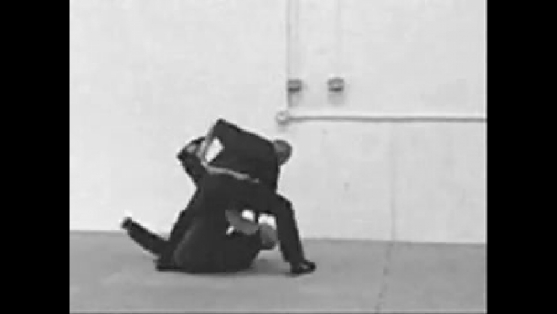 Самооборона на улице как защититься курткой от удара ножом