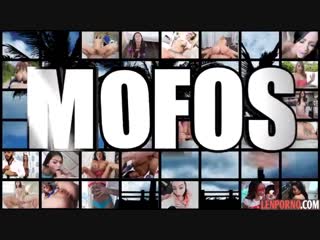 Две лесбиянки в кружевных пеньюарах трахают друг друга язычками