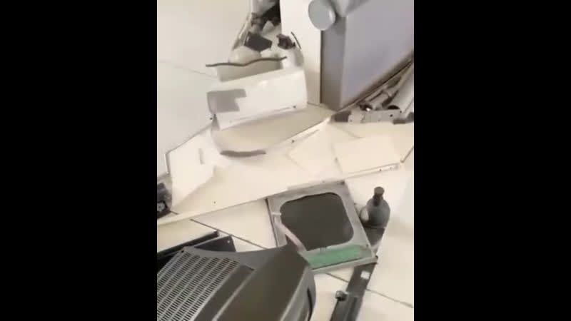 Анаморфный 3d портрет николы теслы, сделанный из электроприборов