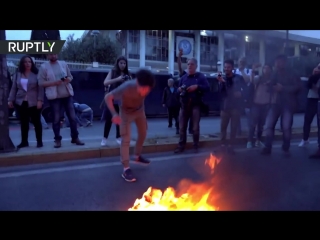 ✔ особое мнение в афинах в ходе акции протеста против ударов сша по сирии сожгли американский флаг