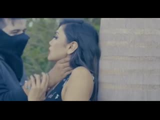 Прижал к дереву за горло