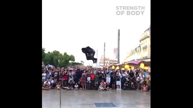 У парня вместо ног пружины 😨