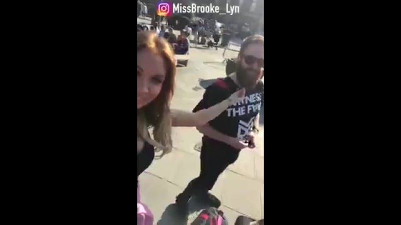 Девушка трогает бороды незнакомцев и снимает это на видео