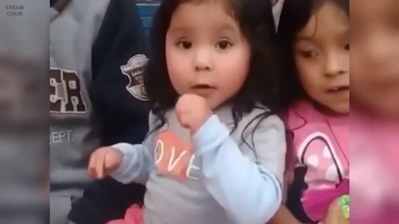 Девочка показывает фокус средний палец / фак