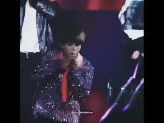 My ultimate kink jimin twirling his mic, this is freaking hot