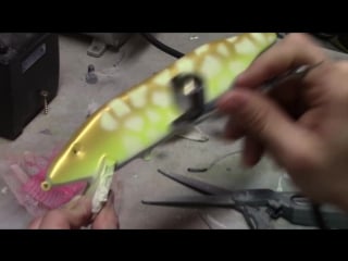 Painting a pike jerkbait lure