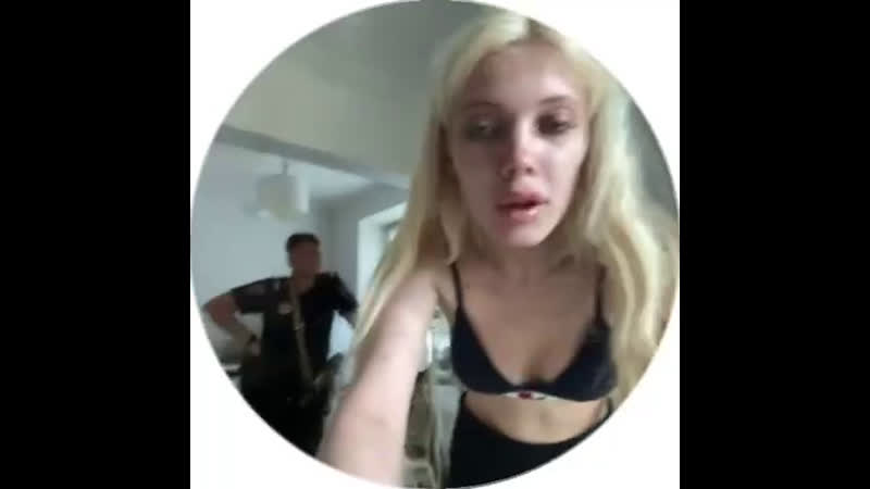 Девушка слушает scally milano во время задержания [новая школа]