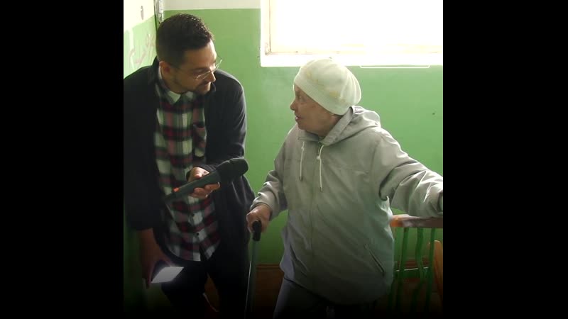 Бабушка со слезами доходит до квартиры