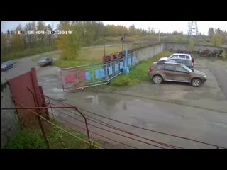 Технично спрятался в кустах