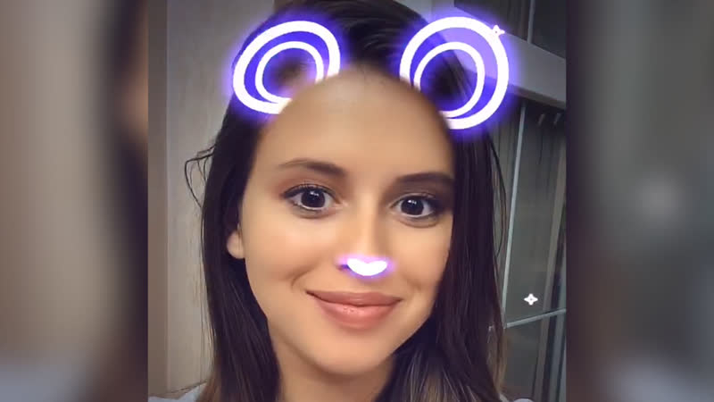 Elvira t примеряет неоновые ушки