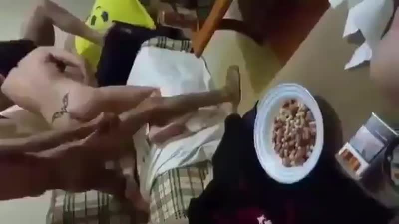 Çıtır kadını kocasının gözü önünde sikiyorlar