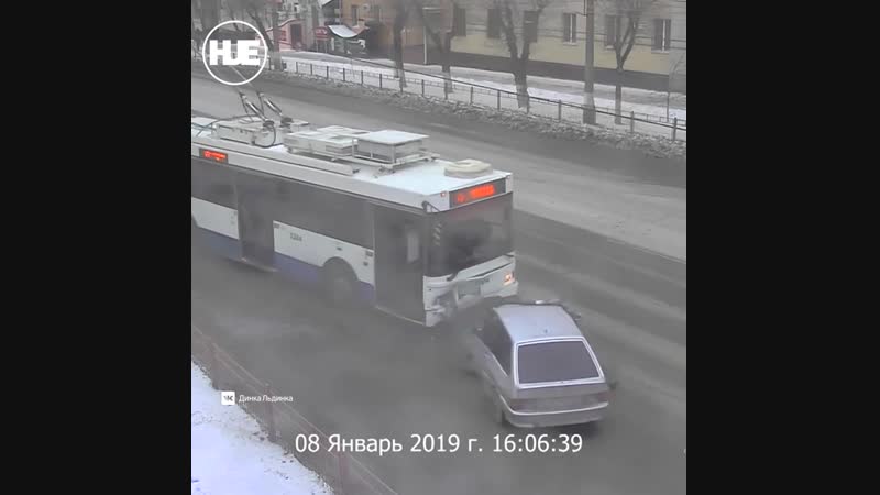 В волгограде легковушка столкнулась с троллейбусом