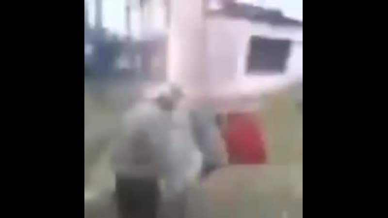 Бабка выпила самогона и пошла качаться к забиву!