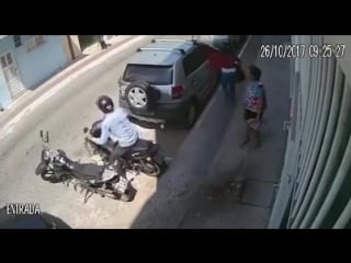 Foi roubar a moto e se deu mal (surra no ladrao da biz)