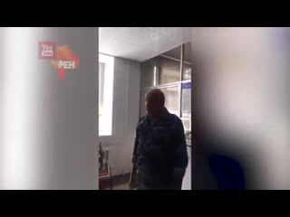 Принципиальный охранник жестко выставил студентку, забывшую пропуск