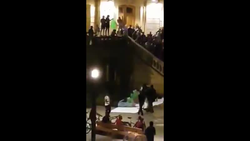 Алжирцы свалили статую де голля