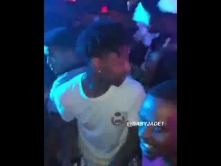 21 savage кидается салфетками в стрип клубе